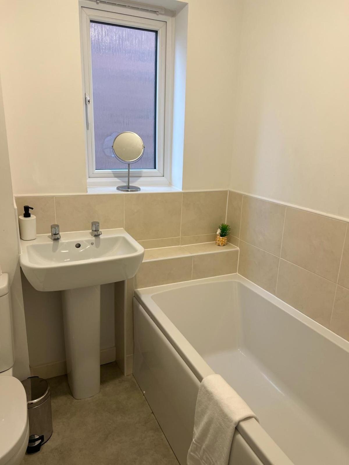 Village House St Mellons - Close To A48 And M4 Cardiff Extérieur photo